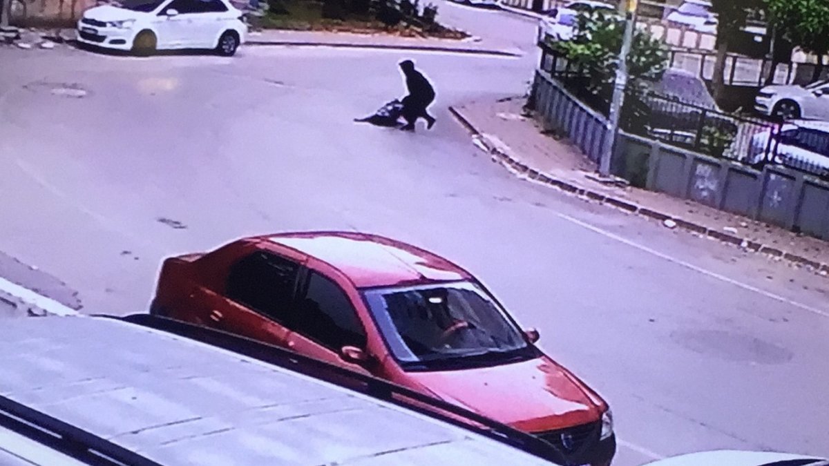 Adana’da kapkaççı dehşeti: Kadını yerde sürükledi