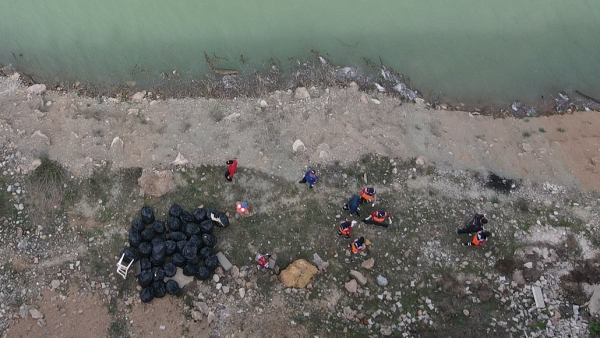 Tunceli'de debisi artan çayların taşıdığı çöpler temizlendi