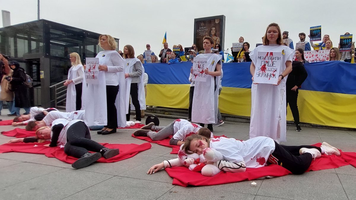 Beyoğlu'nda Ukraynalılardan kefenli eylem