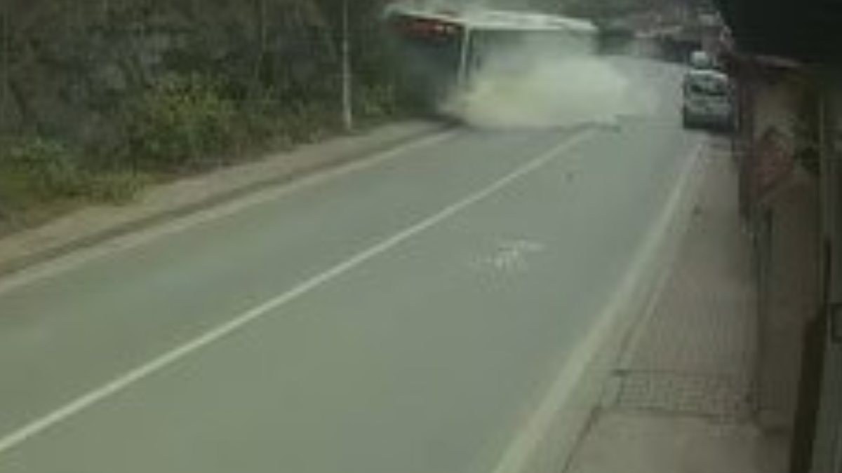 Beykoz’da İETT otobüsü yoldaki kayalıklara çarptı