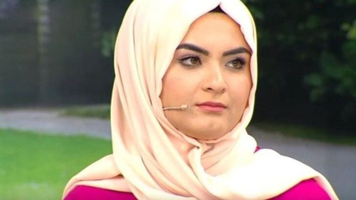 Açıldıkça açılan Hanife'nin mini elbisesi sosyal medyayı salladı! 'Frikik üstüne frikik aman Allah'ım'