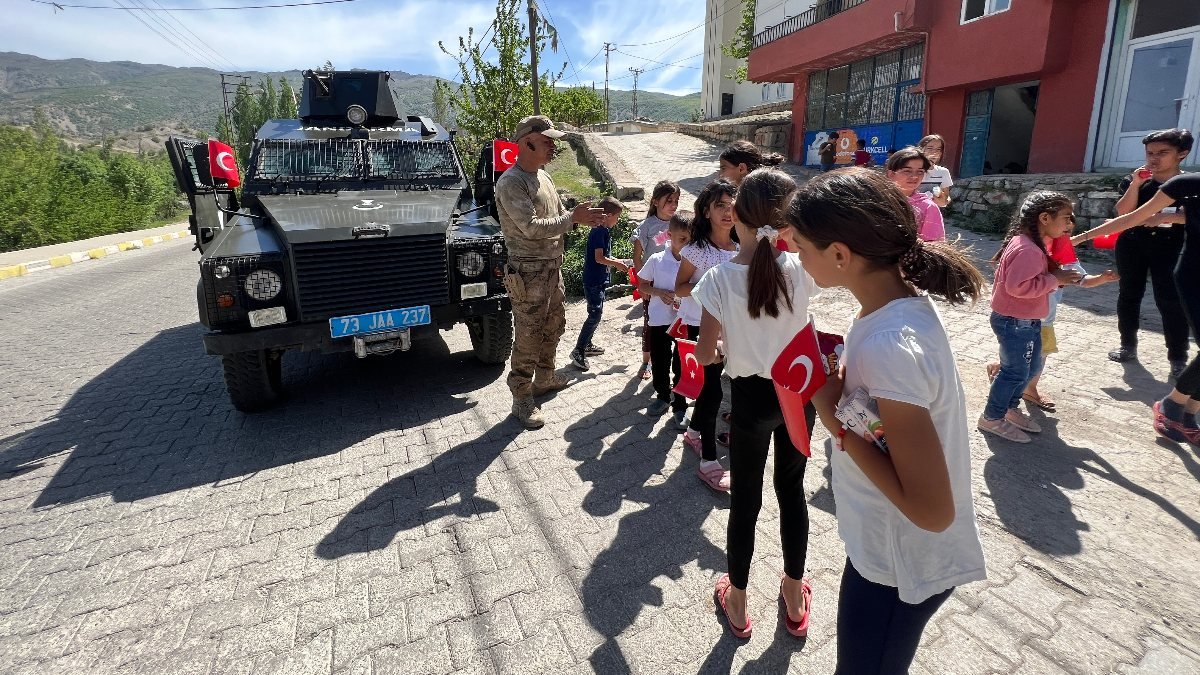 Şırnak'ta jandarma ekipleri, çocuklara hediyeler dağıttı