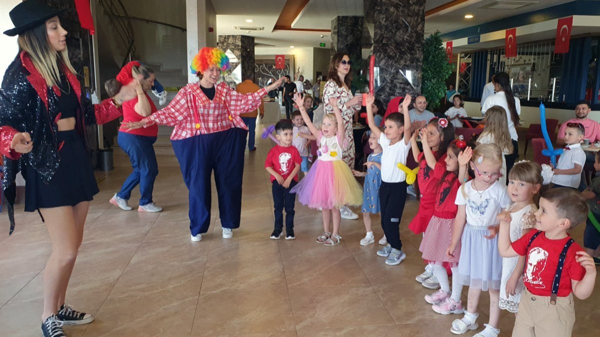 Mersin'de Türk, Rus ve Ukraynalı çocuklar 23 Nisan'ı kutladı