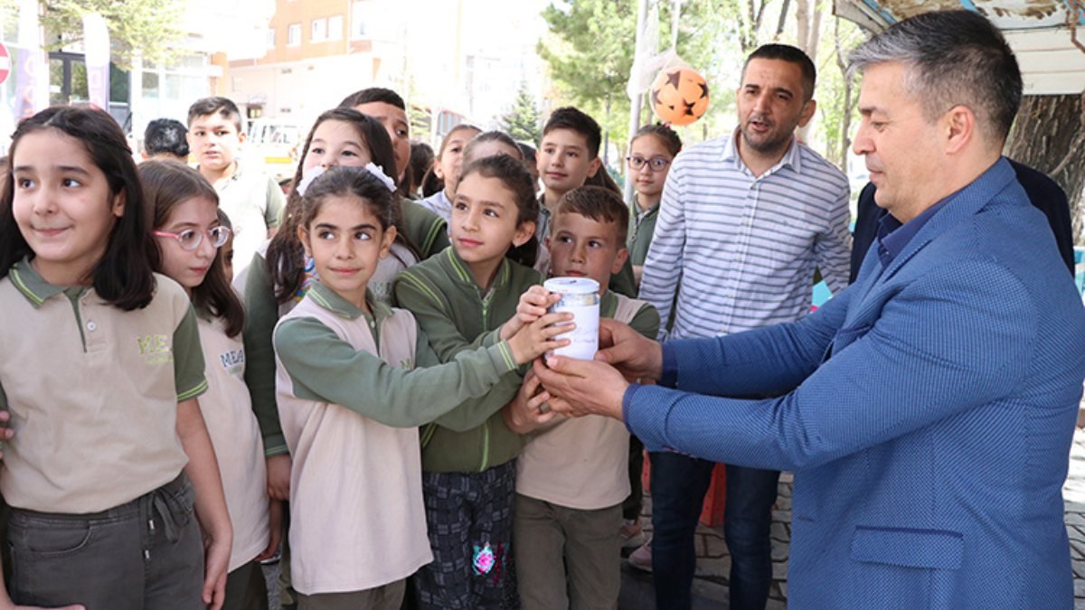 Niğde'de öğrenciler ihtiyaç sahibi ailenin bakkal borcunu ödedi