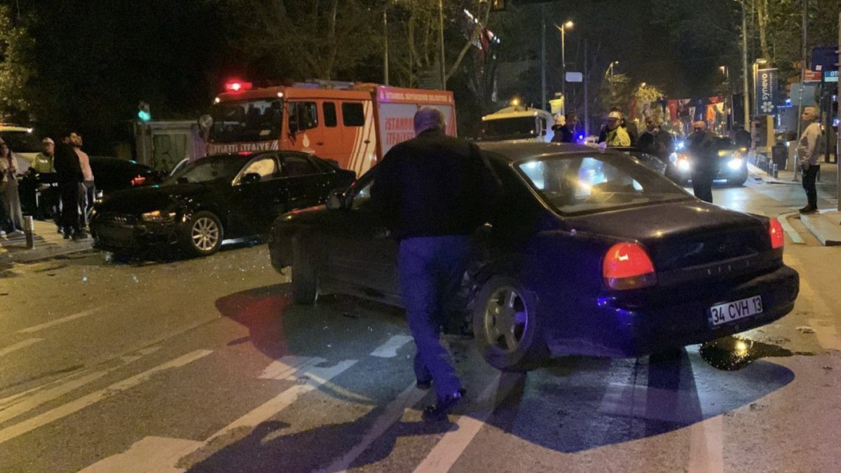 Kadıköy'de iki otomobil çarpıştı: 3 yaralı