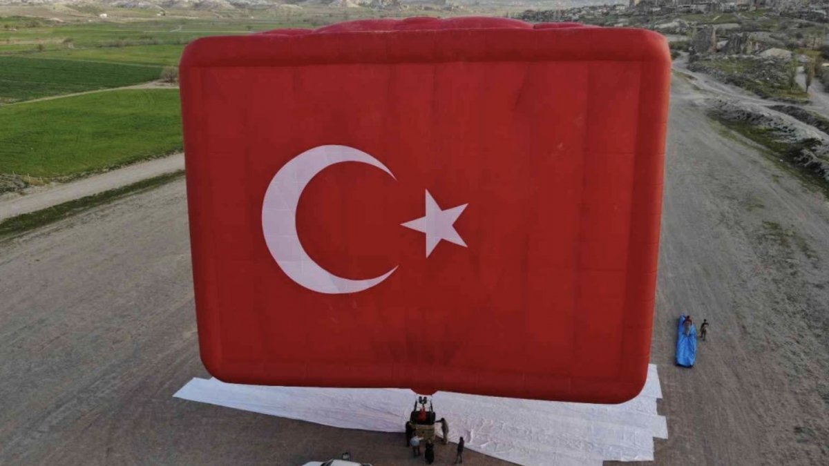 Dünyanın en büyük bayrak figürlü balonu, Kapadokya’da uçuruldu