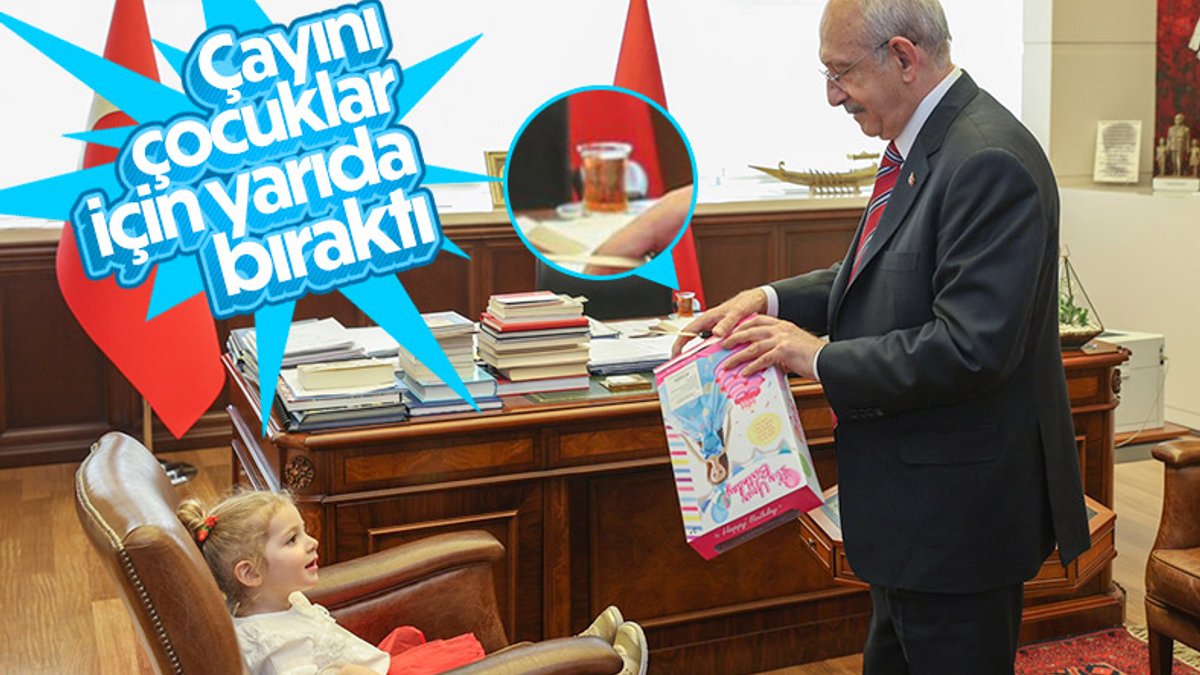 Kemal Kılıçdaroğlu ziyaretine gelen çocuklara Nutuk dağıttı