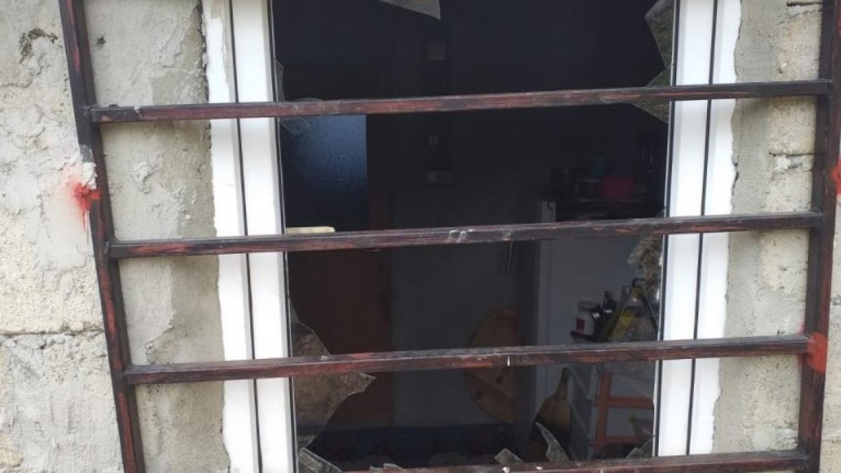 Rize'de aç kalan ayılar yayladaki evlere girdi