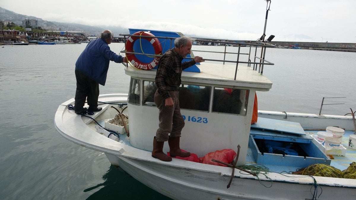 Trabzon'da deniz, kıyı balıkçılarına kaldı