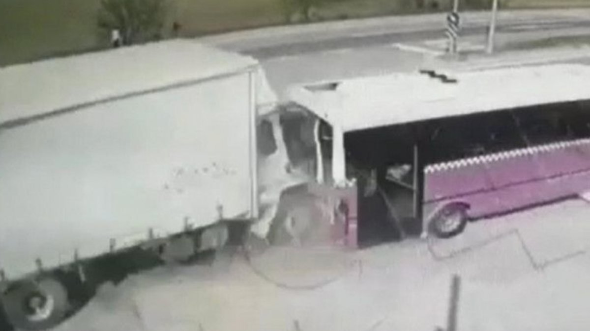 Sakarya'da kamyonun otobüse çarptığı kaza kamerada