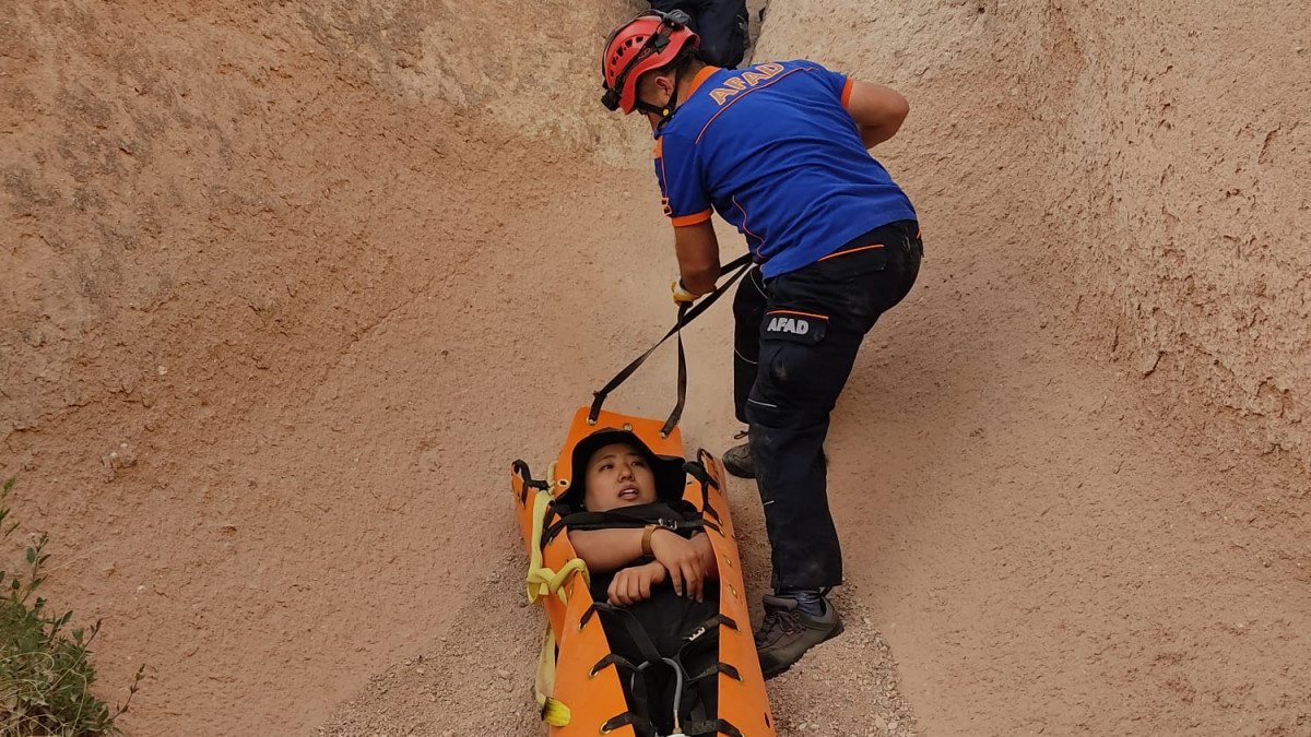 Kapadokya'yı gezen turist çukura düştü