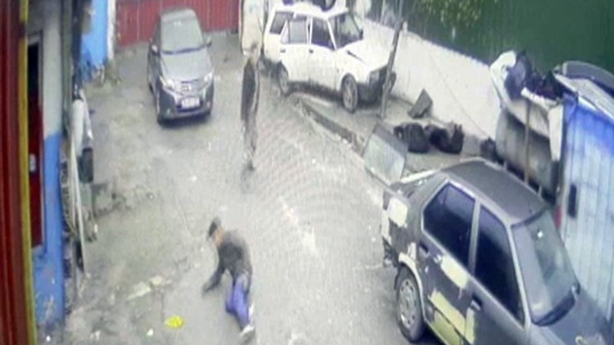 Arnavutköy’de üzerine yürüyen arkadaşını vurdu