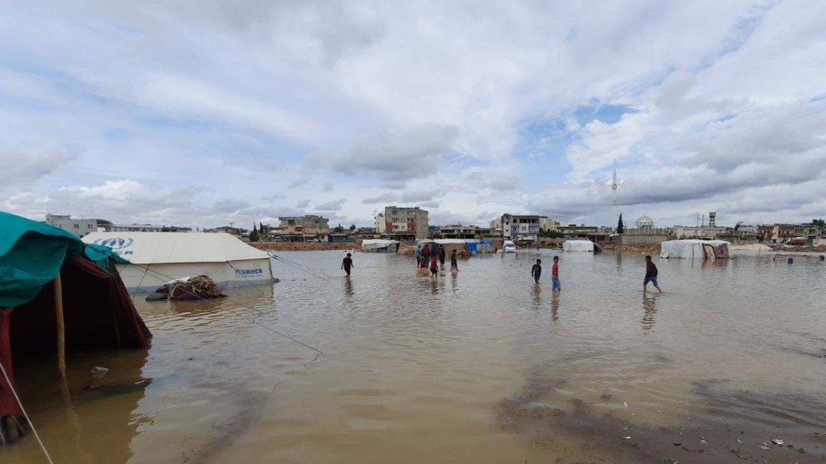 Şanlıurfa'da, mültecilerin çadırları sular altında kaldı