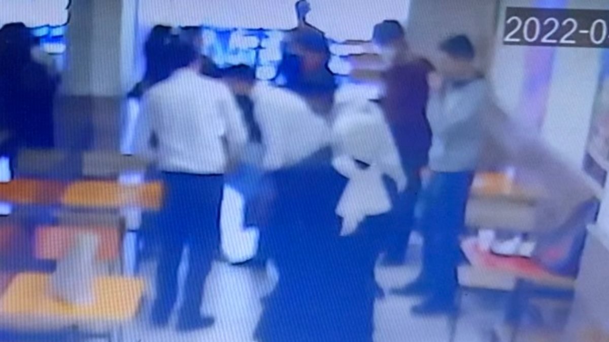 İstanbul'da restoranda yemeği boğazına kaçan kadın müdahaleyle kurtarıldı