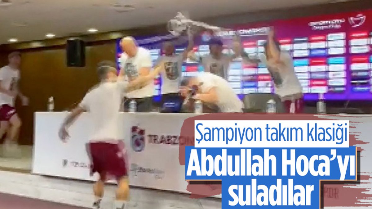Trabzonsporlu futbolcular, basın toplantısındaki Abdullah Avcı'yı ıslattı