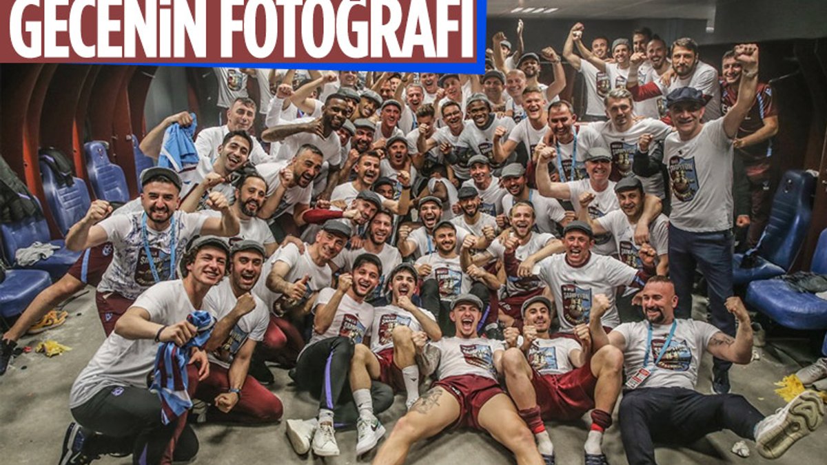 Trabzonspor'dan soyunma odasında şampiyonluk pozu