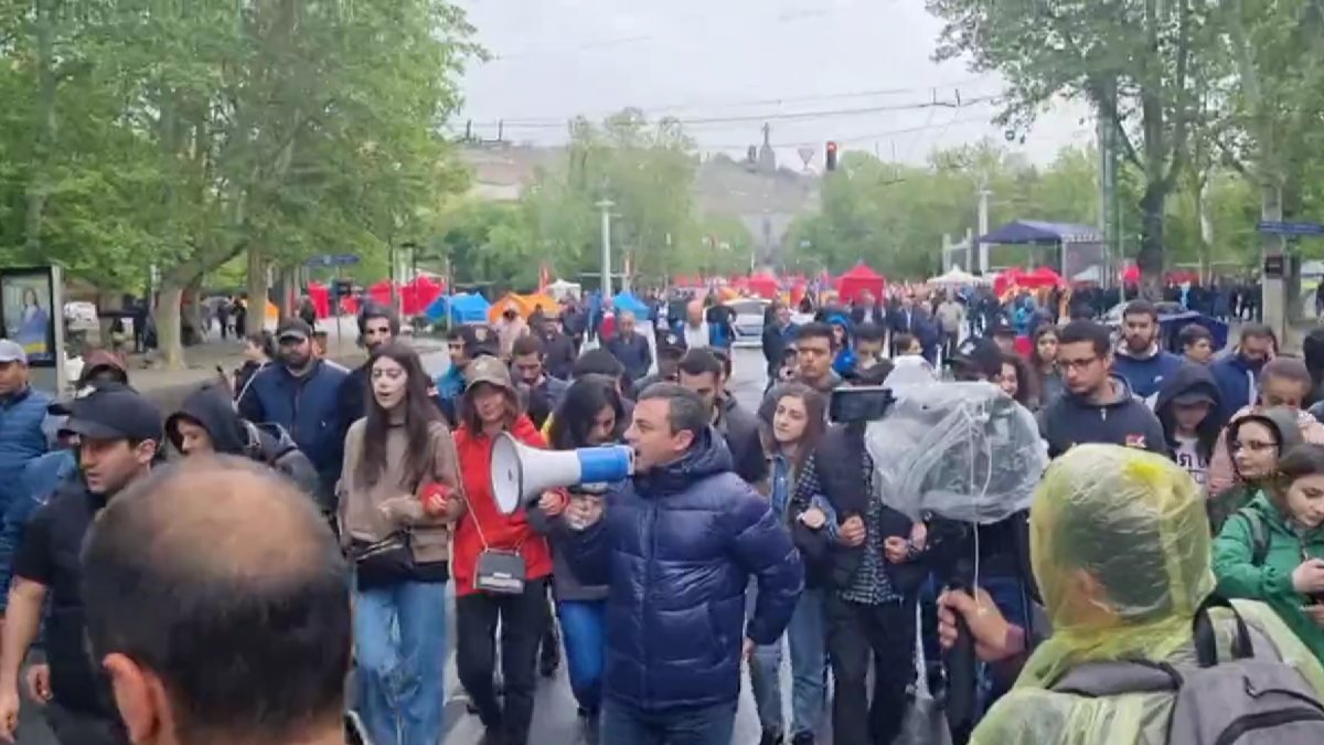 Ermenistan'da hükümet karşıtı protestolar: Caddeleri kapattılar