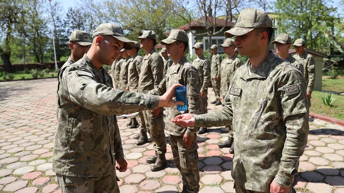 Sınırda görevli Mehmetçik bayramlaştı