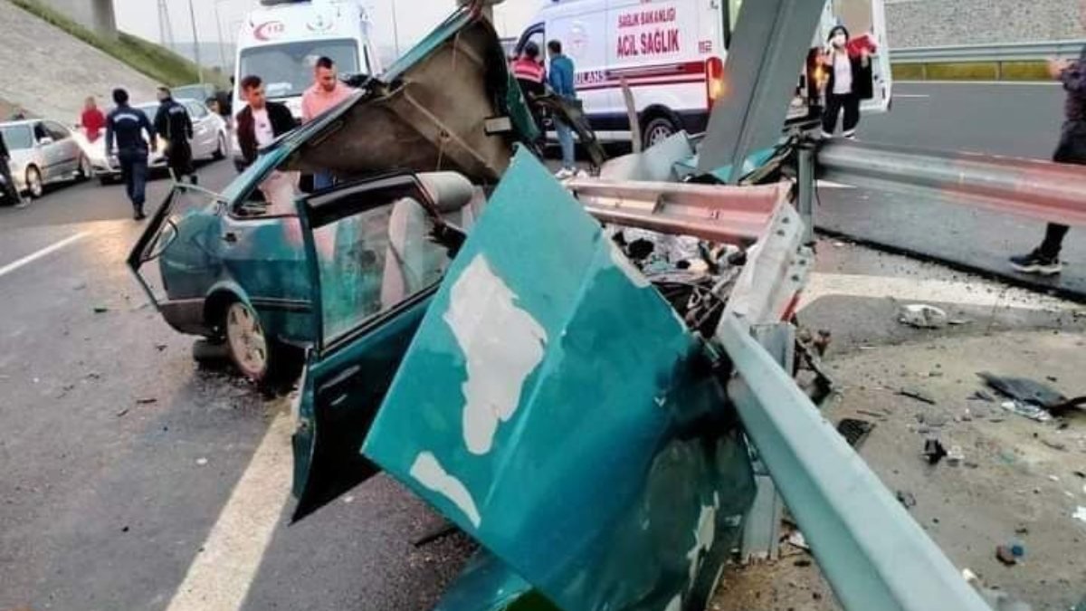 İzmir'de araç refüje çarptı: 2 ölü, 3 yaralı