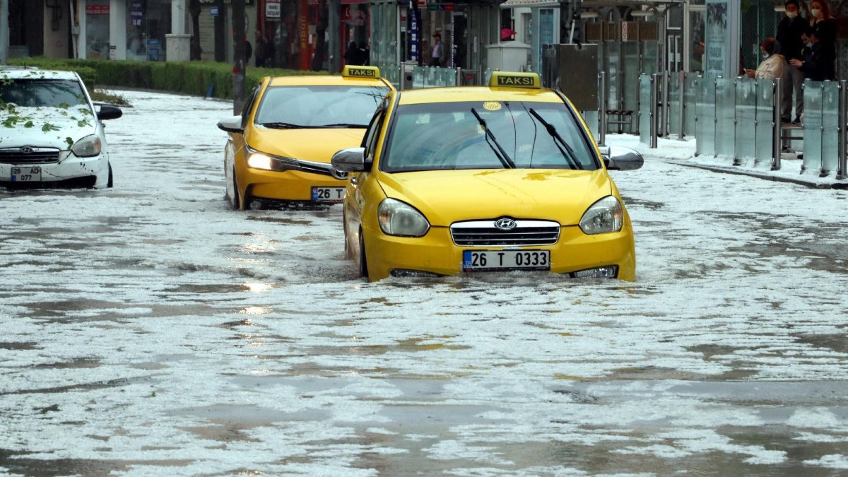 Eskişehir’de sağanak ve dolu: Araçlar sular altında kaldı