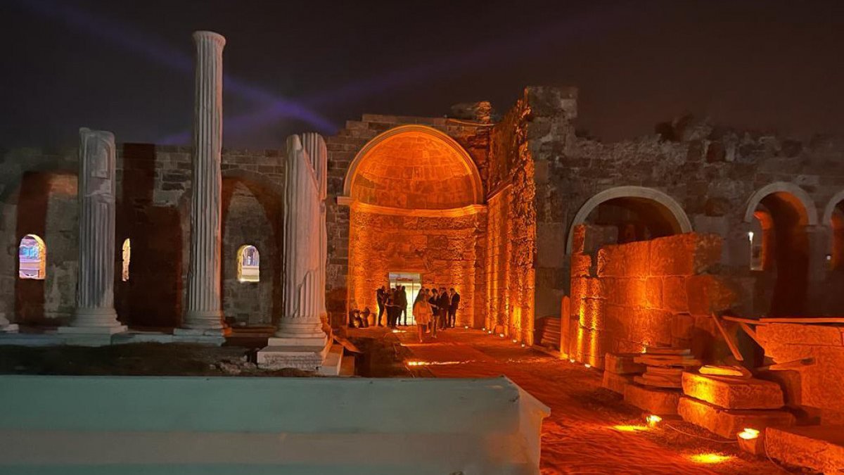 Antalya'da, tarihi kalıntıları kapı yapan gece kulübüne tepki