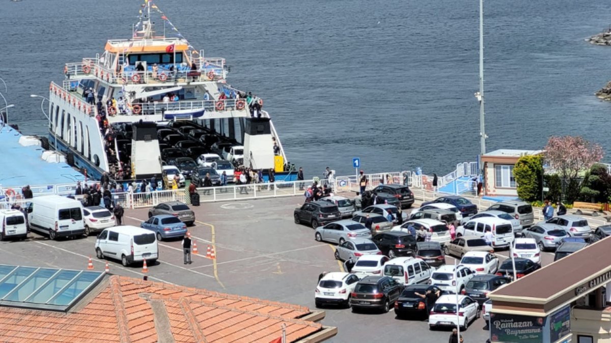 Tatilcilerin bayram dönüşü Çanakkale feribot iskelesinde yoğunluk oluşturdu