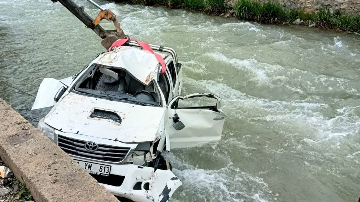 Van’da kamyonet dereye uçtu: 2 ölü