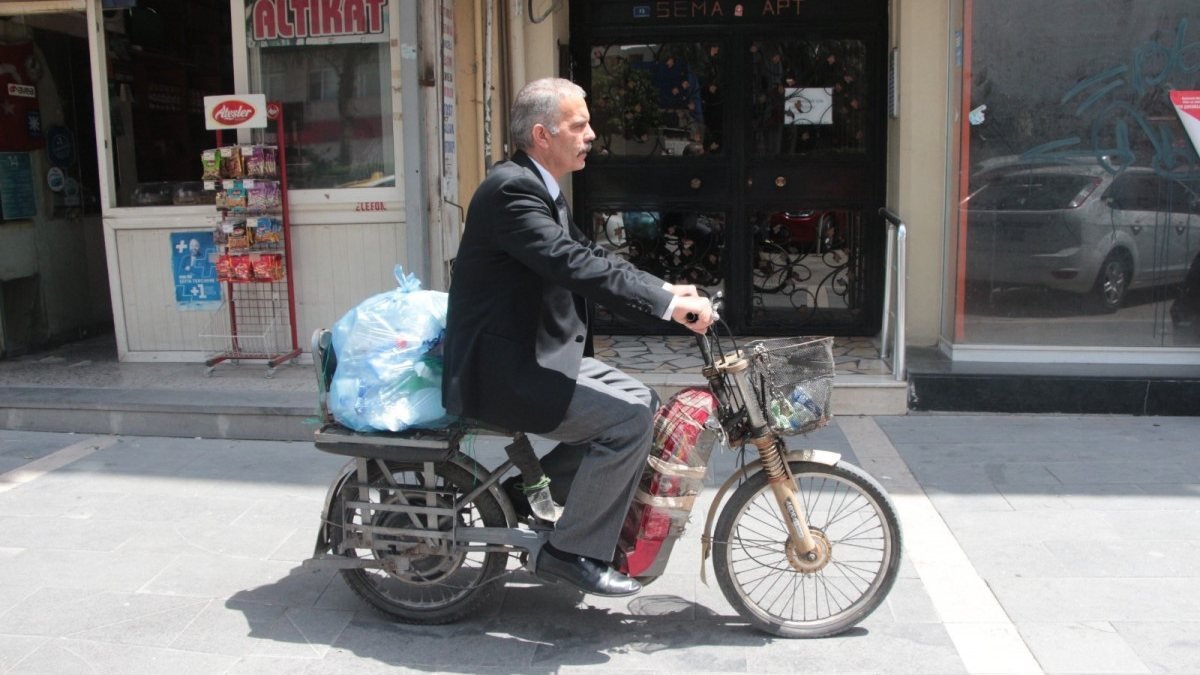 Adana'da takım elbise giyip topladığı çöple yardım sağlıyor
