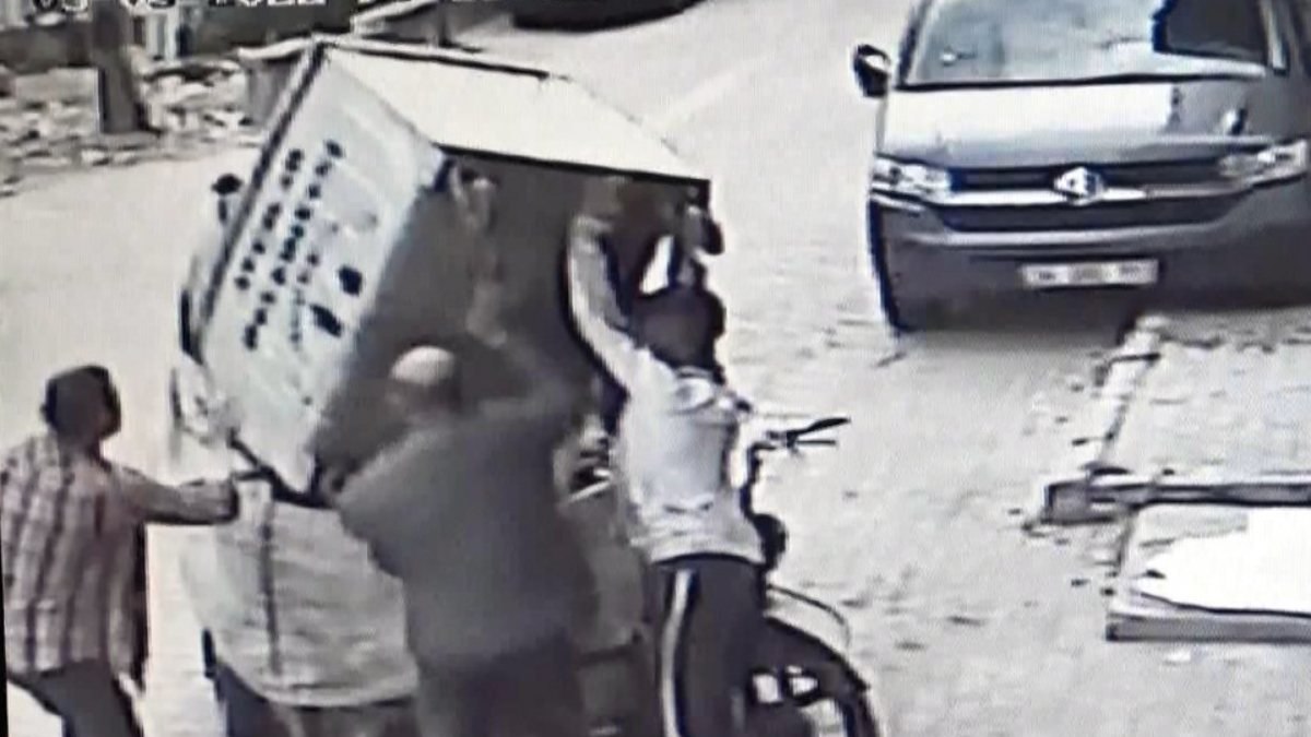 Avcılar'da çek çek arabayla konteyner çaldılar