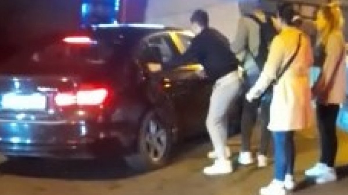 Ataşehir'de kaçmaya çalışan sürücünün aracını tekmelediler