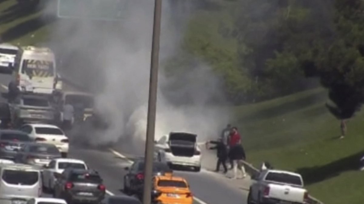 Beykoz TEM Otoyolu'ndaki otomobilde yangın çıktı