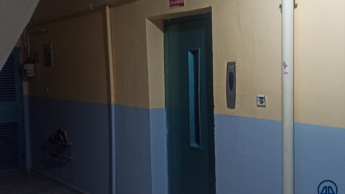 Osmaniye'de asansör ve duvarın arasına sıkışan bebeğin durumu ağır