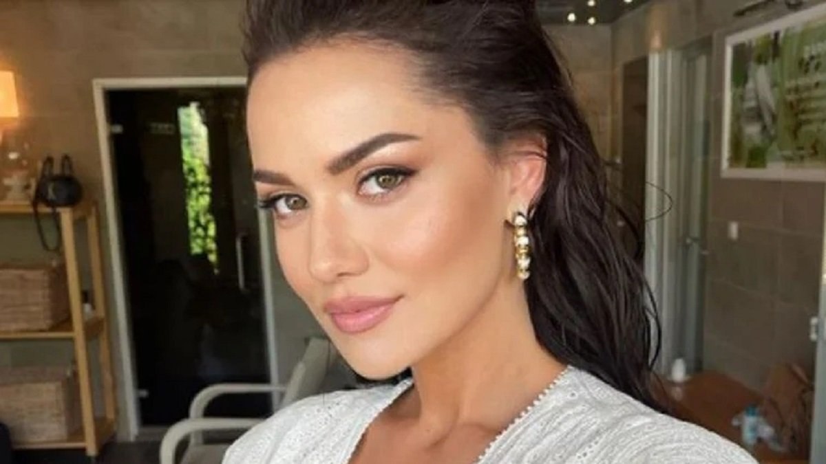 Fahriye Evcen sere serpe kayalıklara uzandı, görenler küçük dilini yuttu! 'Osman Bey görse dili tutulur'