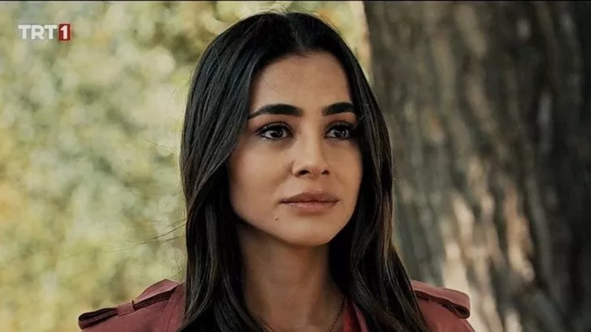Gönül Dağı'nın Asuman'ı havuz başında bikinisiz poz verdi! Islak vücudu ve dekoltesi görenin nabzını yükseltti