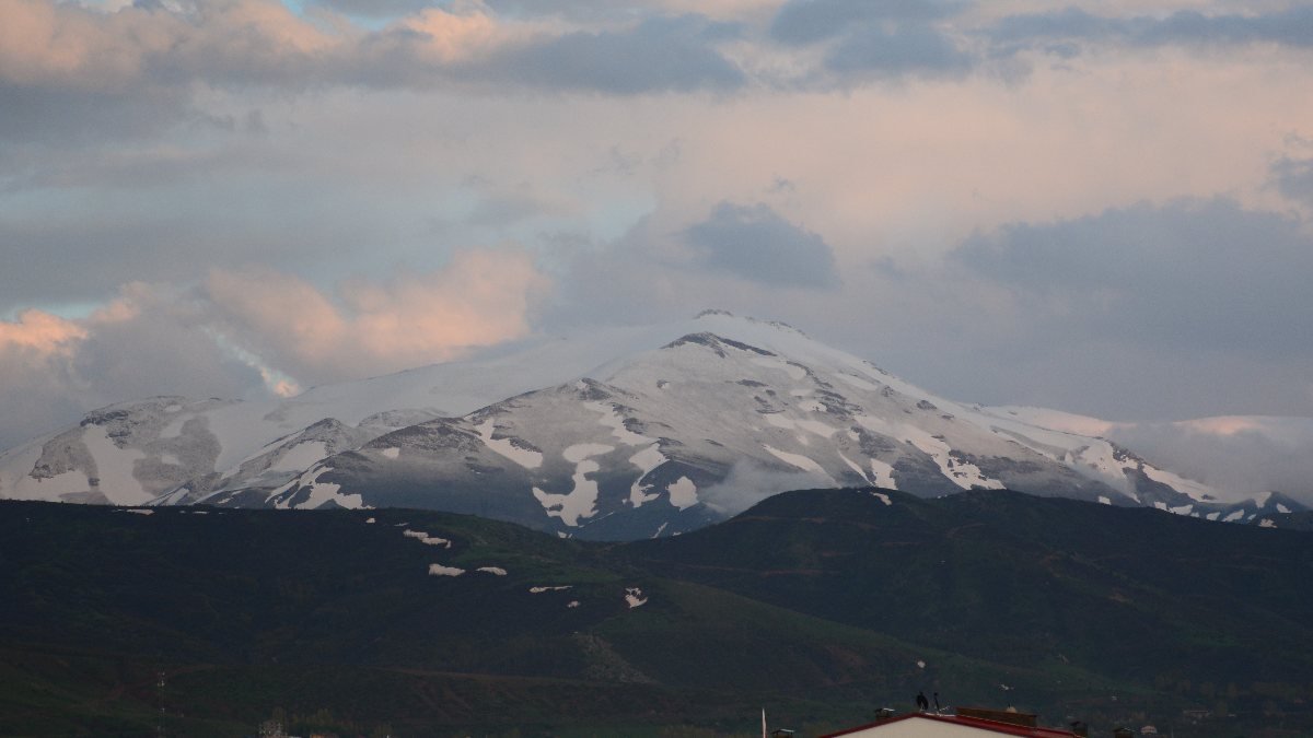 Bitlis'te Mayıs ayında yüksek kesimler beyaza büründü