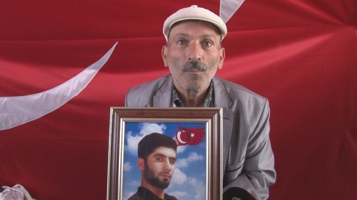 Diyarbakır'da evlat nöbetindeki baba: Oğlum, gel Türk devletine sığın