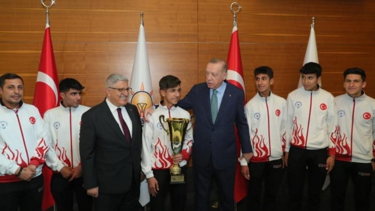 Cumhurbaşkanı Erdoğan, Bitlisli şampiyon sporcularla buluştu