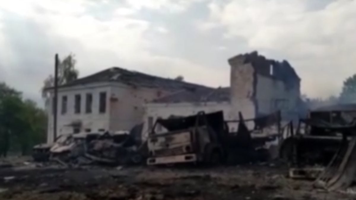 Rusya Çernihiv'de ortaokul ile yatılı okulu vurdu
