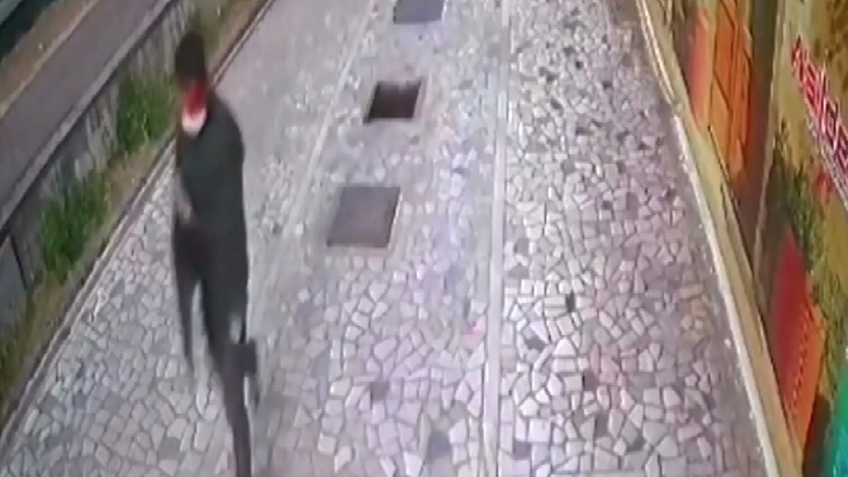Antalya'da rögar kapağı hırsızlığı kamerada