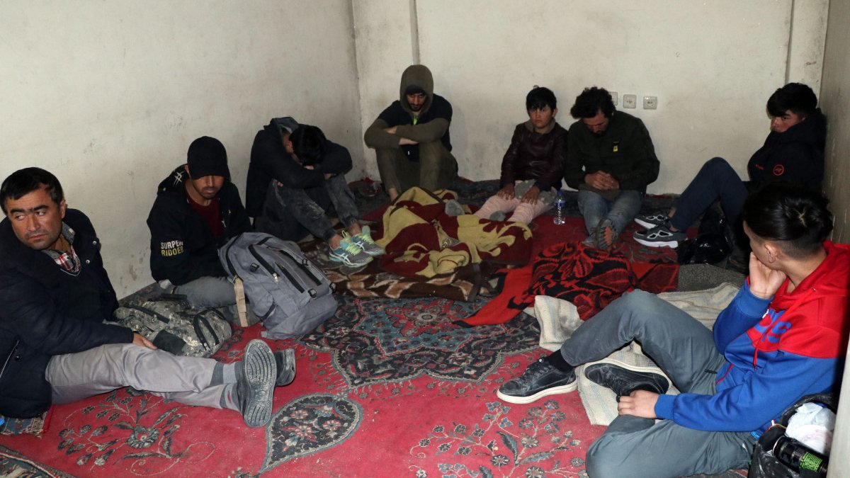 Van’da, bir binadan 13 kaçak göçmen çıktı