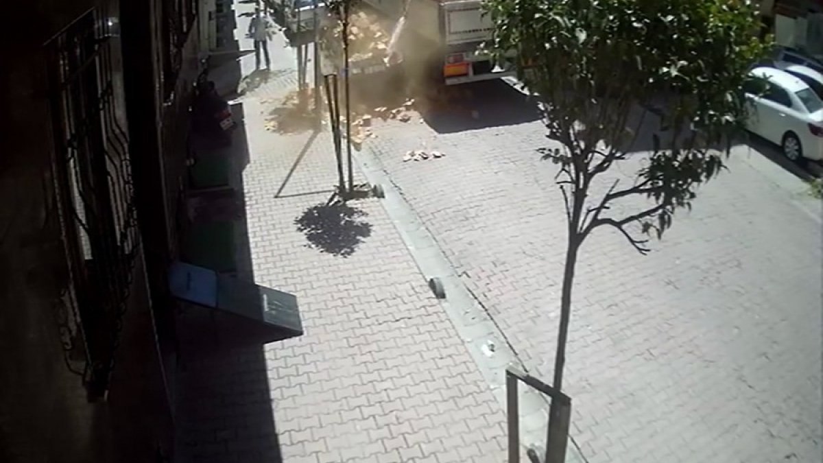 Bahçelievler’de tırdan indirilen tuğlalar, otomobilin üzerine düştü