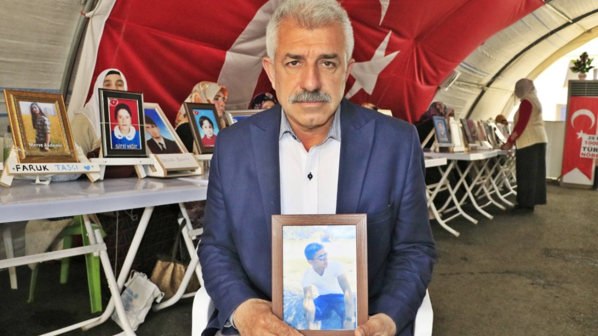 Diyarbakır'da evlat nöbetindeki baba: Annesi üzüntüden hasta oldu
