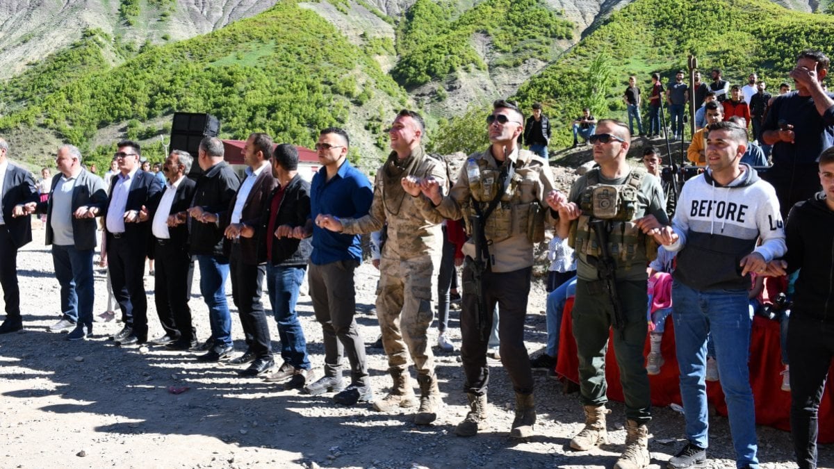 Şırnak'ta uçurtma şenliği: Askerler ile halk halay çekti
