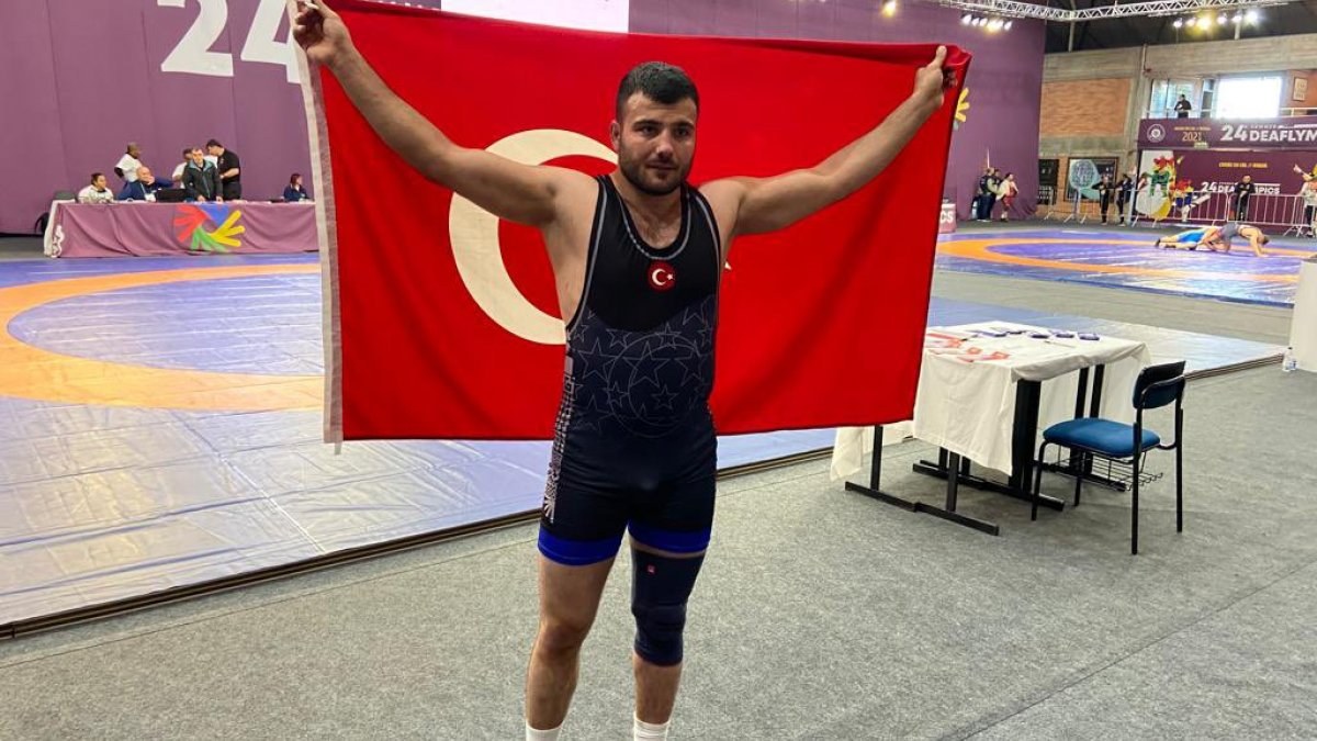 Milli güreşçi Ömer Saner'den İşitme Engelliler Yaz Olimpiyatları'nda altın madalya
