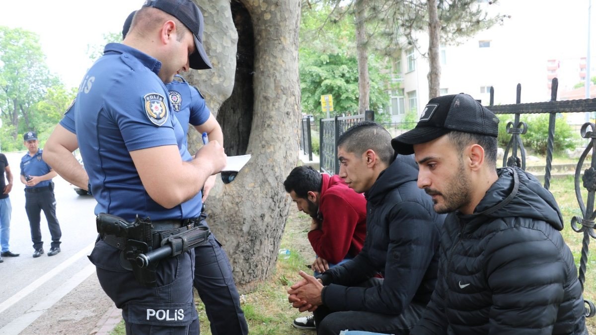Edirne'de otobüs deposunda 3 kaçak göçmen yakalandı
