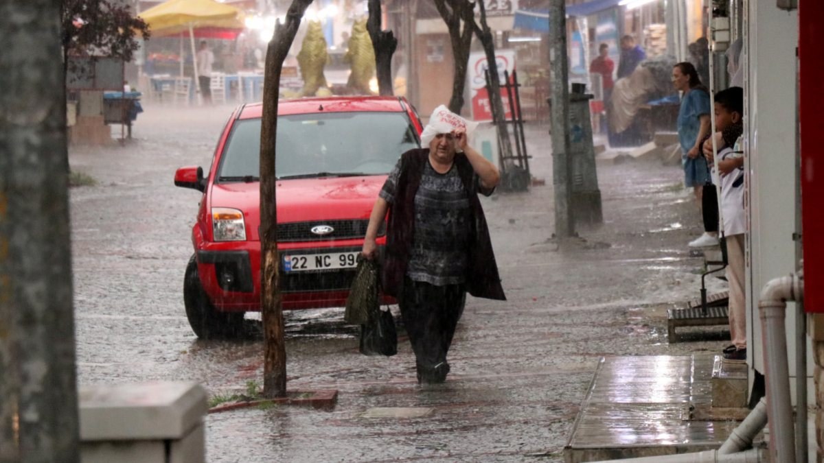 Edirne'de sağanak yağış hayatı olumsuz etkiledi