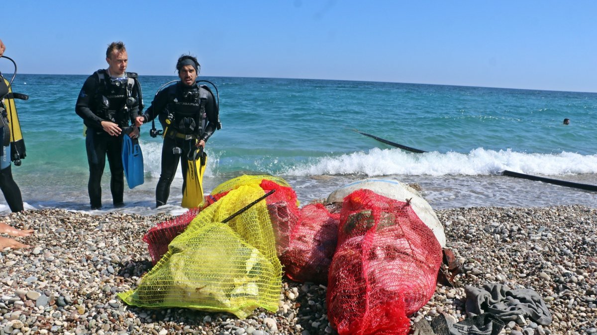 Konyaaltı'nda denizden toplanan çöpler