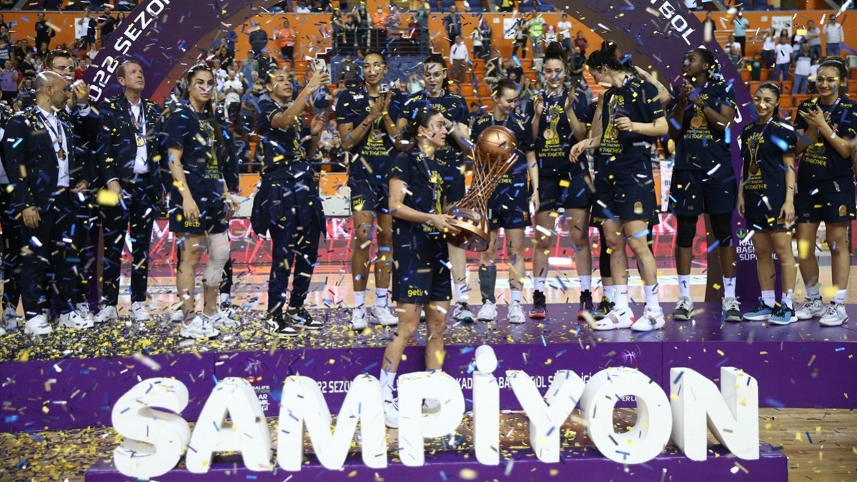 Kadınlar Basketbol Süper Ligi'nde Fenerbahçe şampiyon
