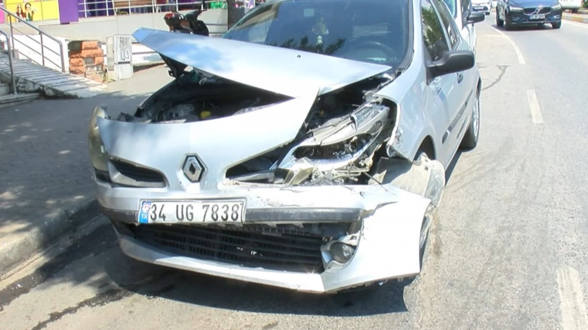 Kadıköy'de freni patlayan kamyonun çarptığı 3 araçta hasar oluştu