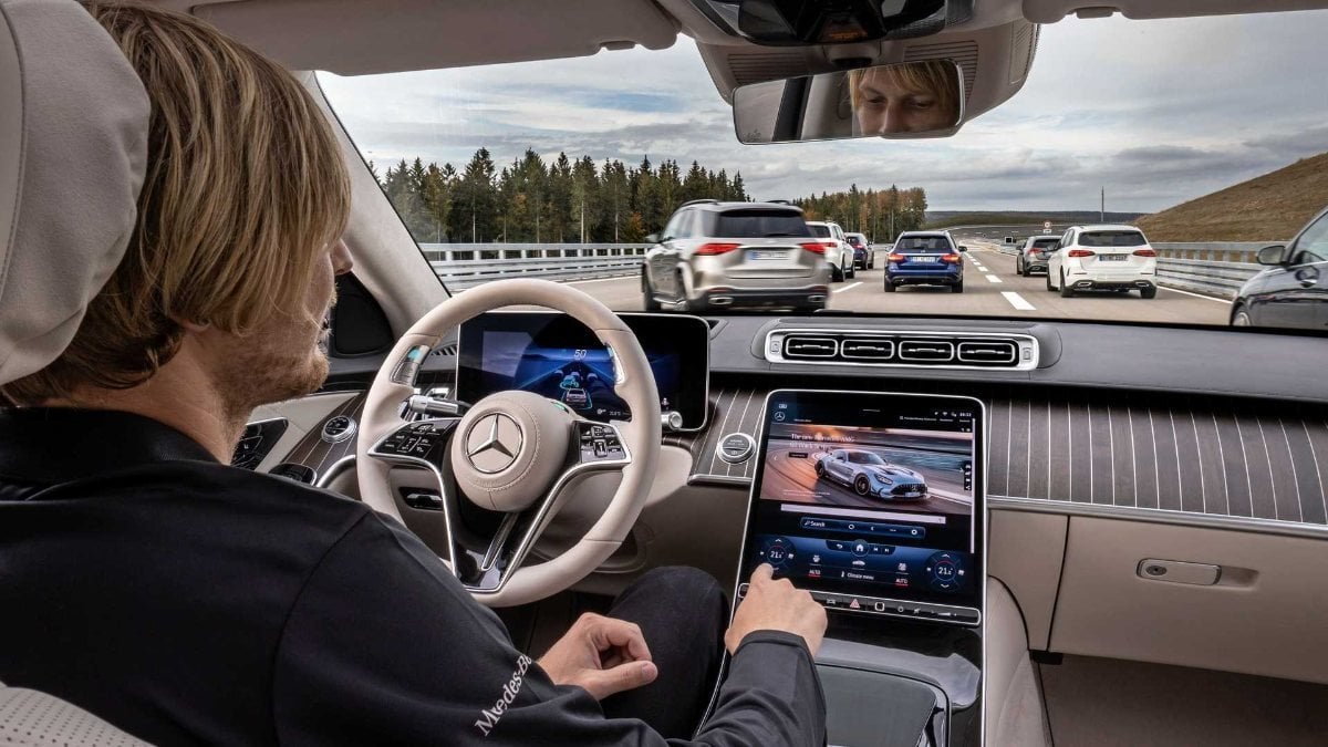 Mercedes, 3. seviye otonom sürüşü kullanıma sunuyor